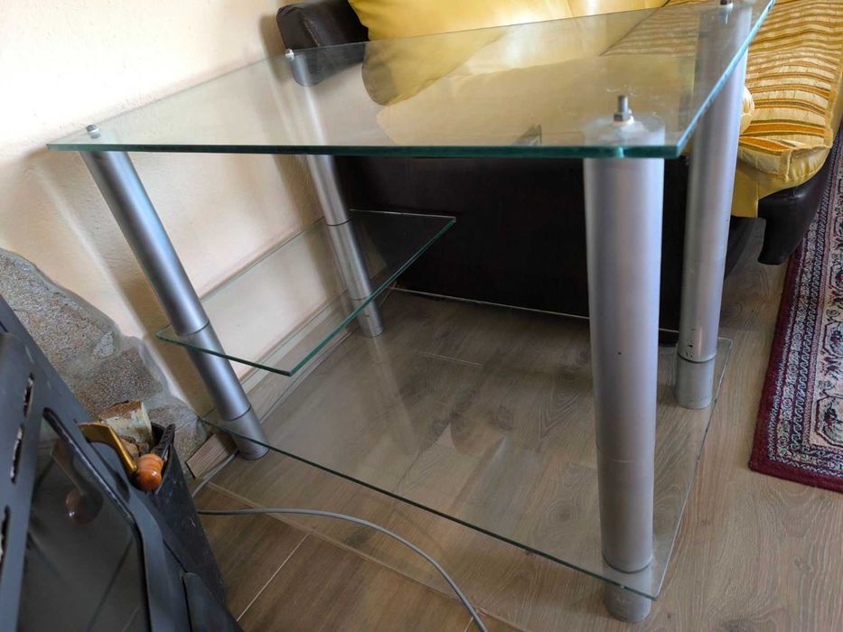 Продавам стъклена маса