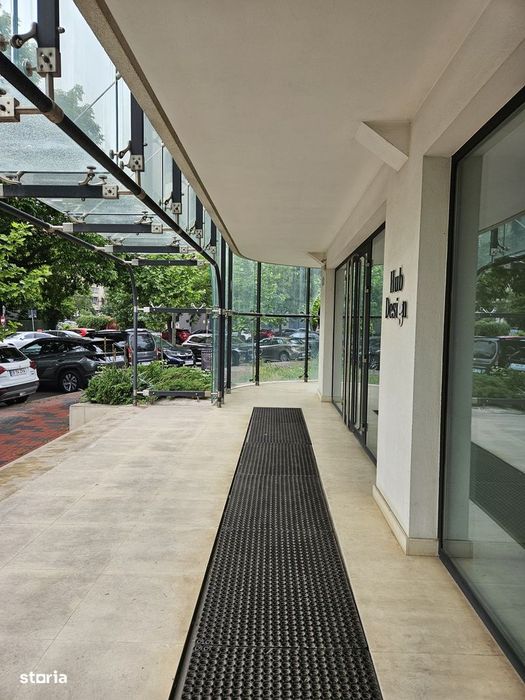 Spațiu deosebit, parter, în clădire de birouri