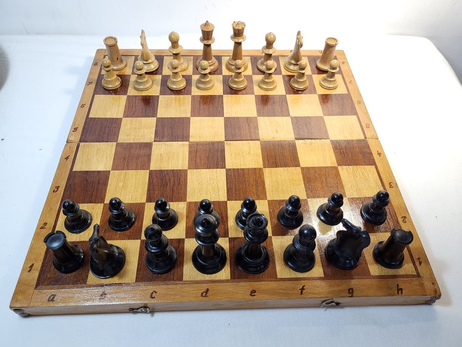 #2 Стар масивен дървен шах