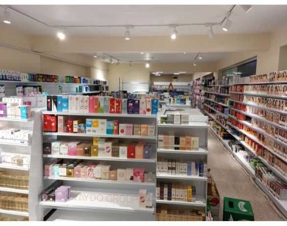 Метални стелажи за стена и остров за козметика и аптека, налични