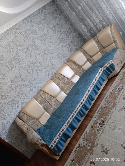 Диван  бежевый угловой