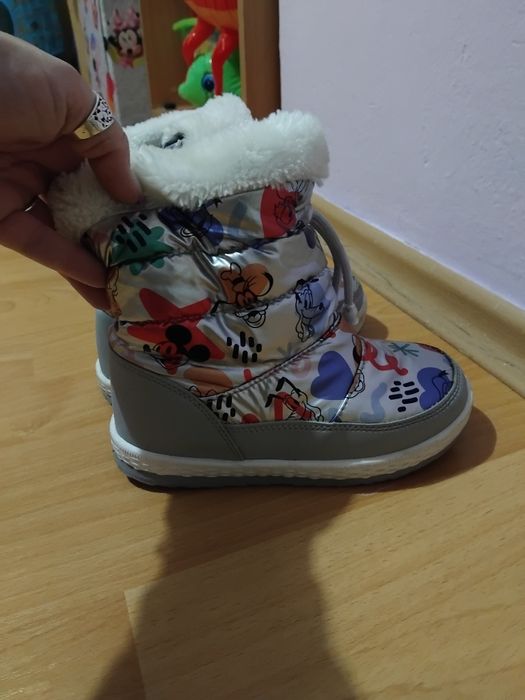 Продавам сладки детски апрески Disney