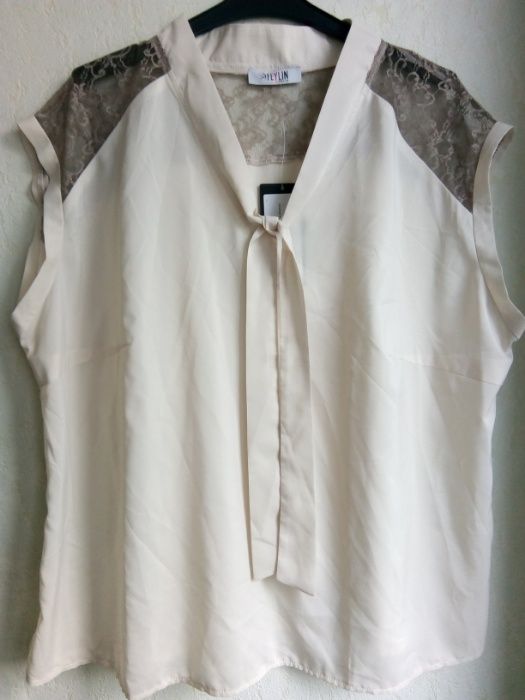 Ризка с дантела в светло бежово