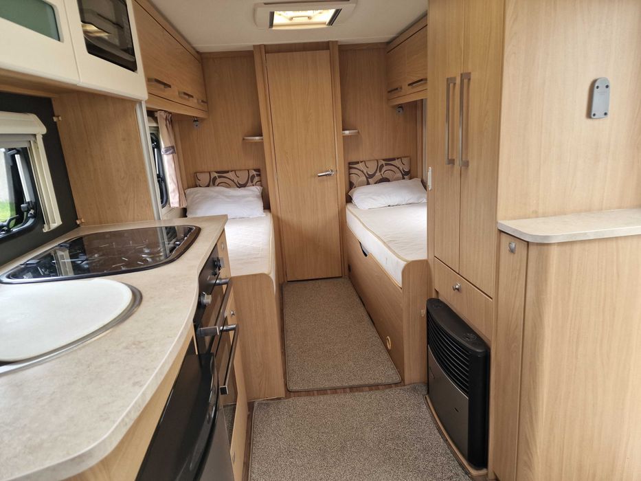 Vand Rulota Elddis Avante 574 | 2013 | 4 locuri | Caravană premium – stare foarte bună