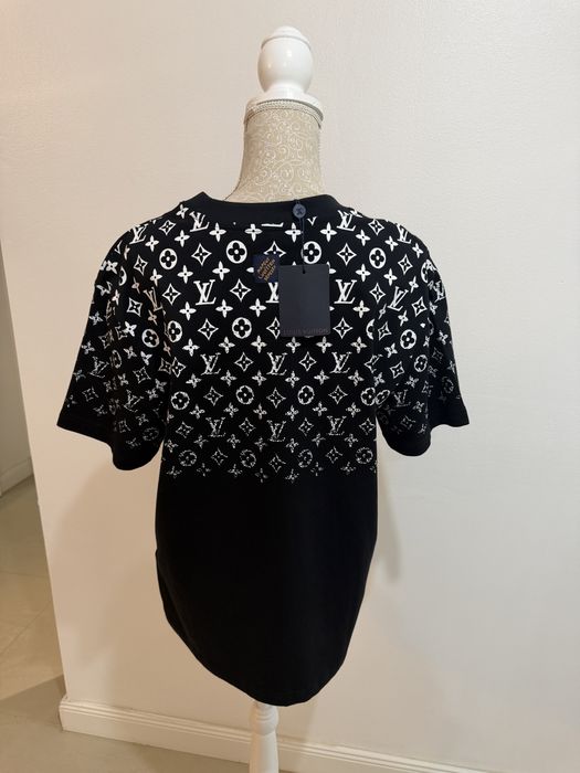 Tricou bărbătesc cu design statement, ideal pentru un look modern și urban