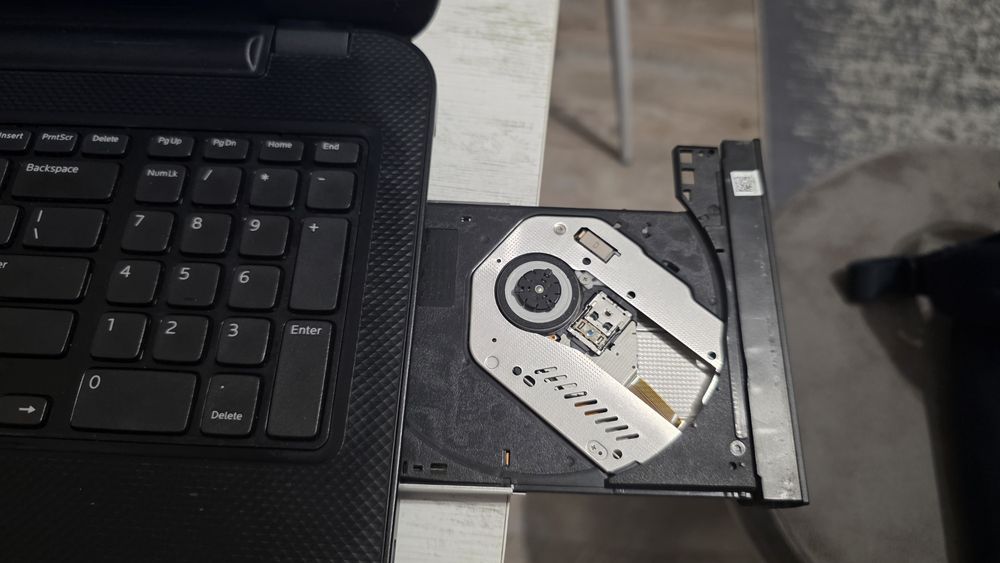 Vand/schimb Laptop Dell Inspiron 3721, display de 17 inch.