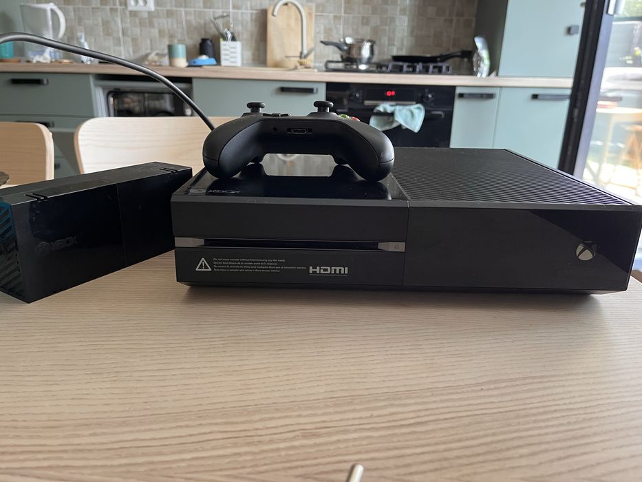 Xbox One 500 GB – Perfect funcțional – Stare foarte bună + controller original