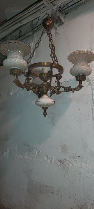 Продаётся старинный люстра.
