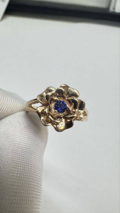 Кольцо цветок с сапфиром натуральным.
