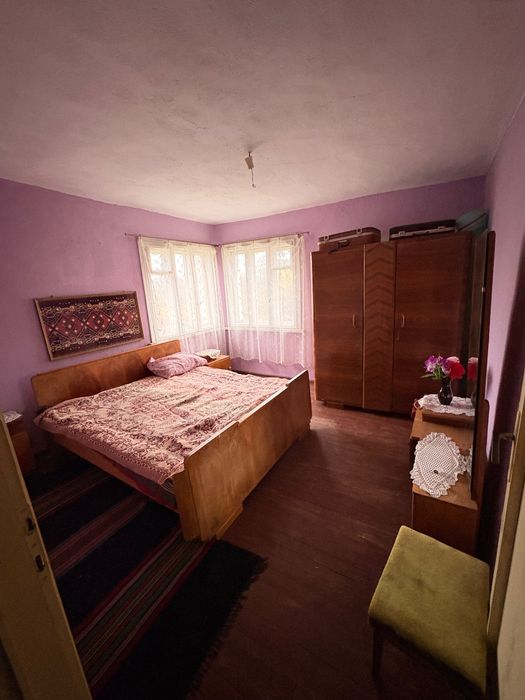 Двуетажна къща с гараж