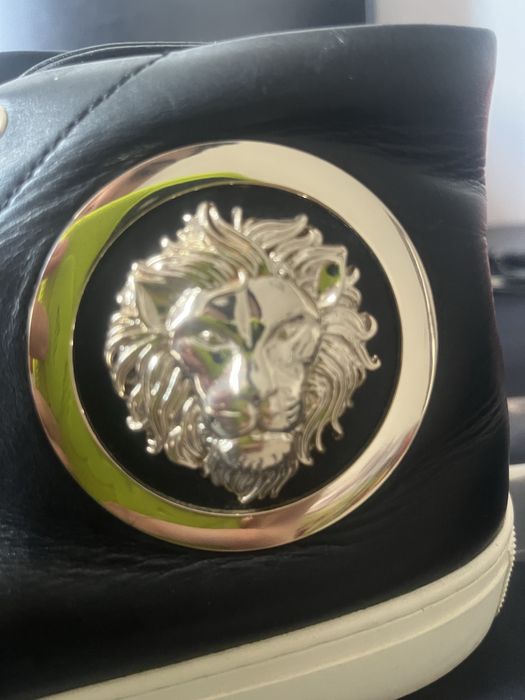 Vand Tenesi Versus Versace.            Se ridica din floresti