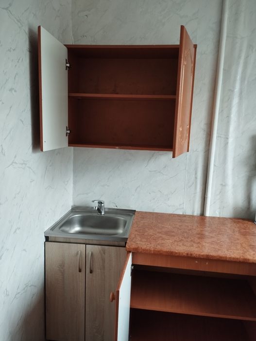 Кухонный шкаф и посудамоичная раковина