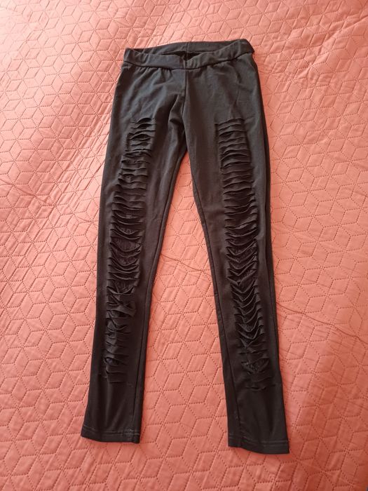 Vand colanți lungi cu model in față, marimea M. Materialul ce se vede sub tăieturi este dantelă.