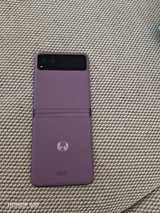 Телефон Motorola Razr 40