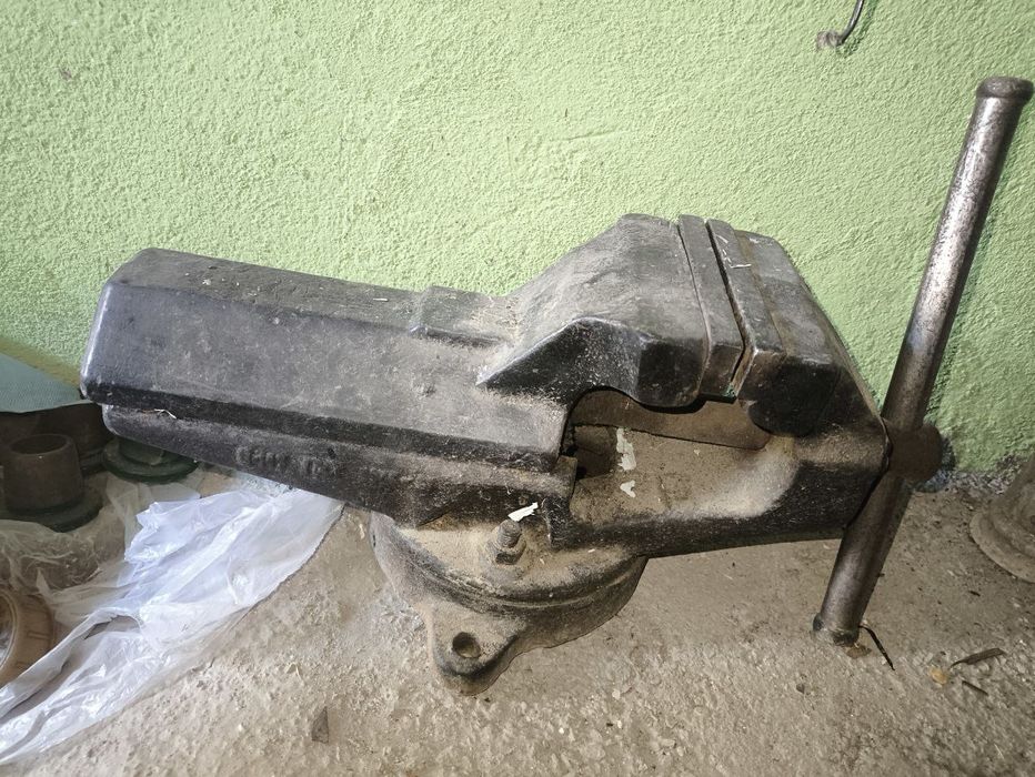 Продам тиски большие 2 шт