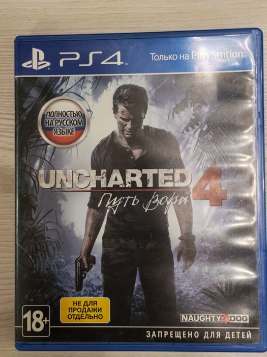 Диски и геймпад на PS 4