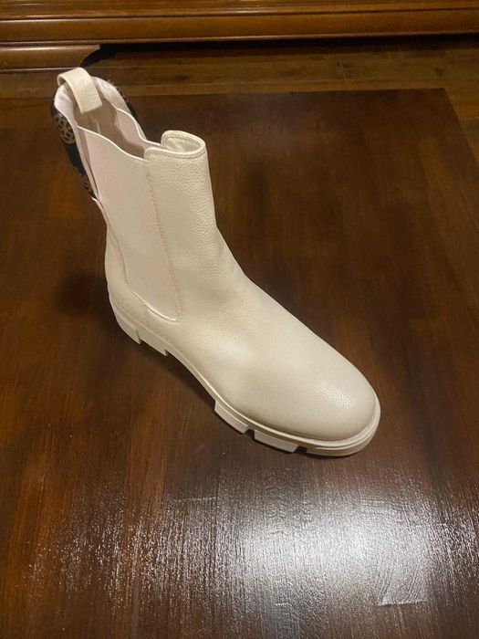 ЧИСТО НОВИ дамски боти GUESS