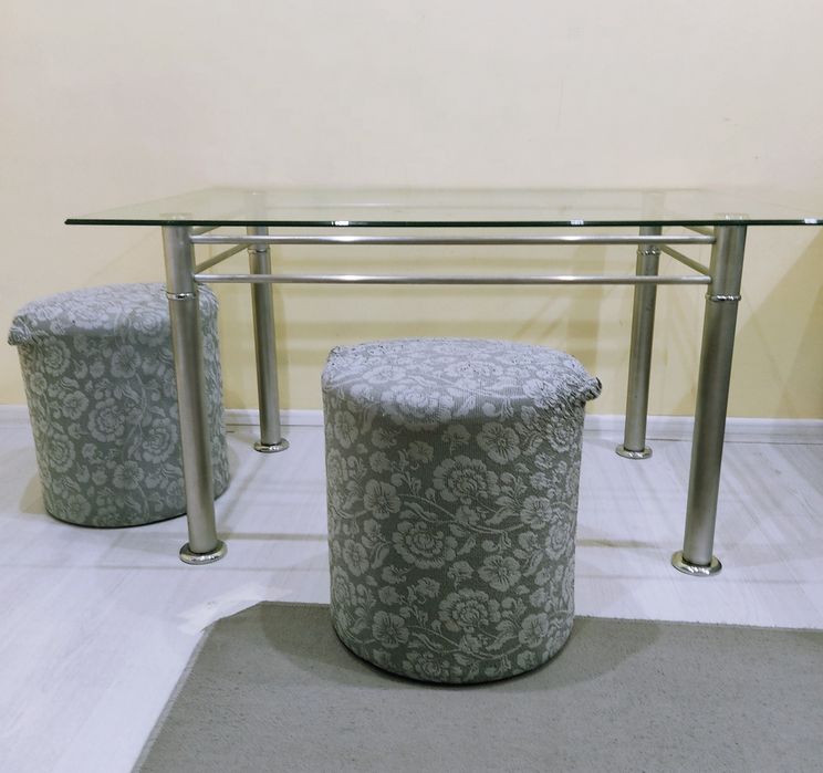 Маса и две табуретки