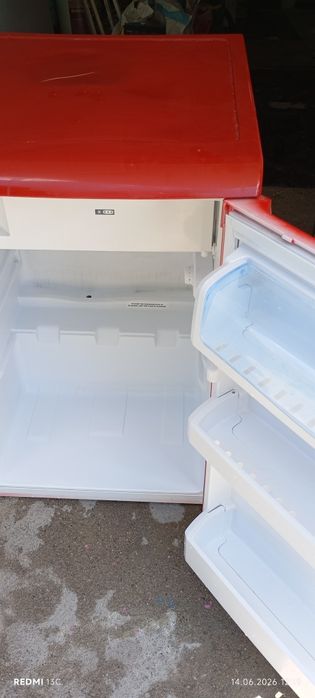Червен хладилник BEKO