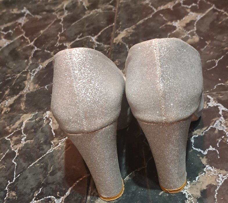 Сребристи обувки и чанта