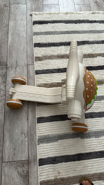 Каталка детская бежевого цвета