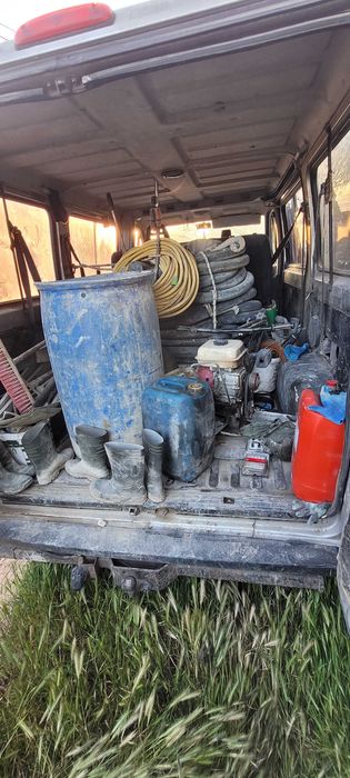 Продавам обурудван бус и машина за подови замазки