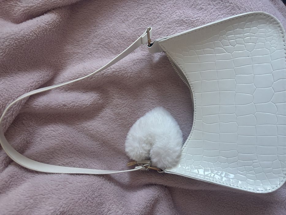 Малка, бяла чантичка с бяло сърце