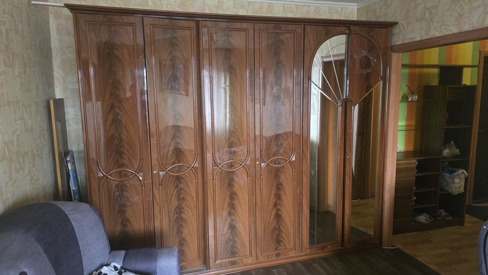 Продам шкаф где то 3 метра