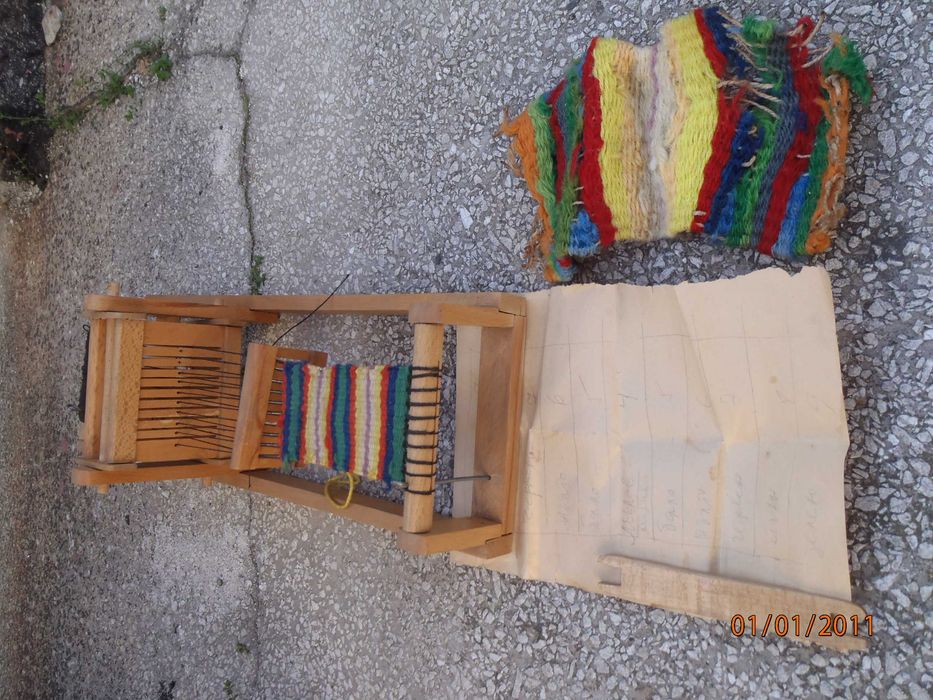 Ретро играчка - дървен детски тъкачен стан.