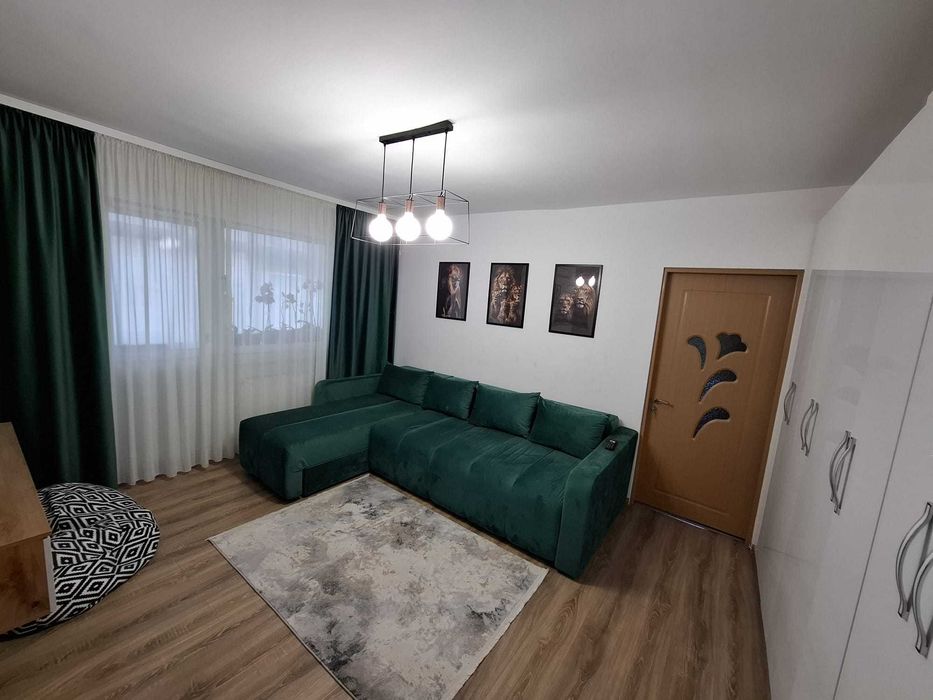 Apartament 3 camere semidecomandat.