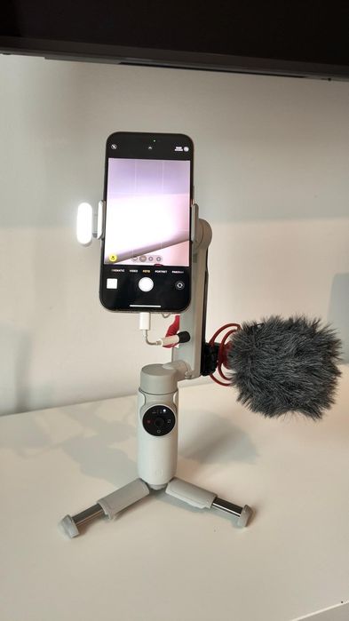 Kit vlogging: Gimbal Insta360 Flow cu LED și Microfon Rode VideoMicro