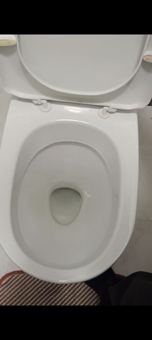 Хорошый целый не опколотый Унитаз белый