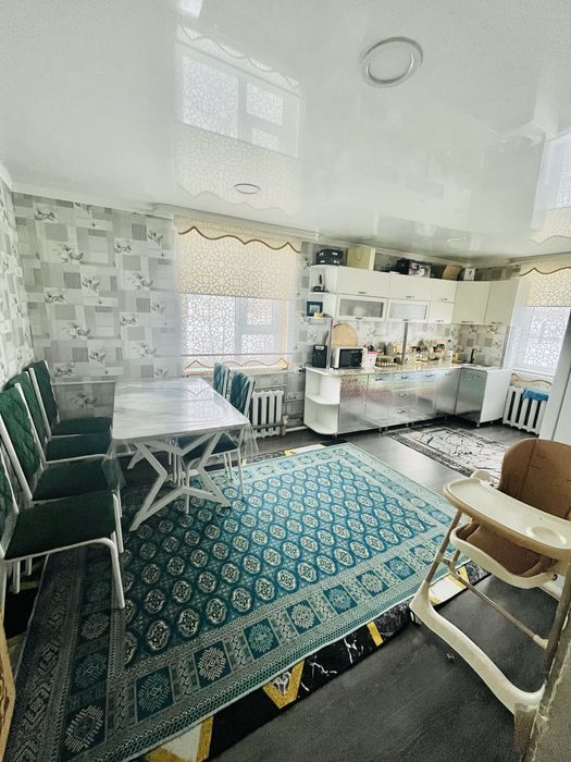 Тез арада үй сатылады.