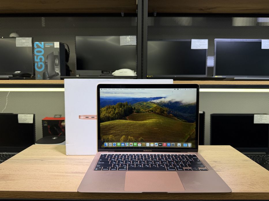 MacBook Air 13-inch, 2020 г. M1, 8/256 GB, АКБ100%, 3 цикла, 1554/А10