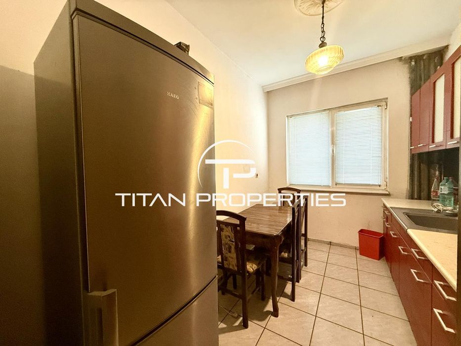 Тристаен апартамент за продажба в Център