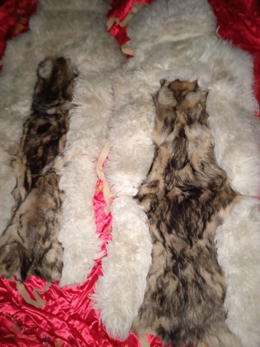 Авто чехлы Натуральный мех черные и белые и волк натуральный Мех