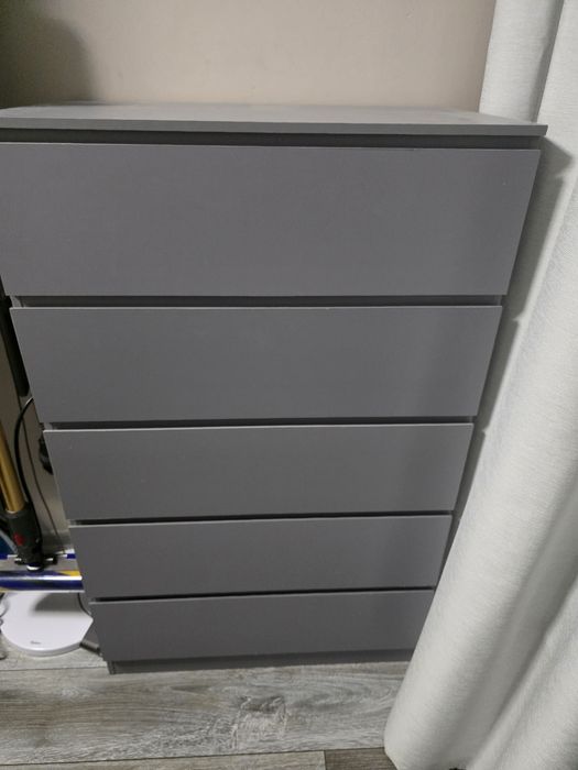 Сив скрин с 5 чекмеджета