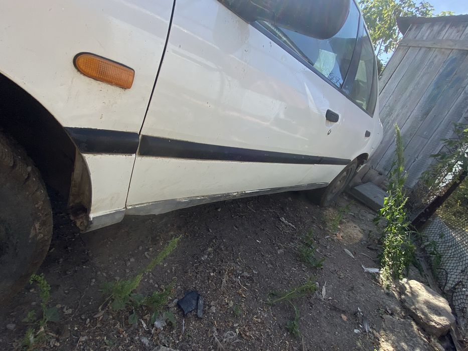 Nissan Primera и мотоцикл в профиле