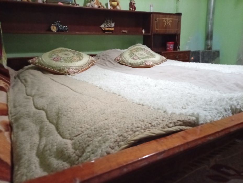 Мебель хорошем состоянии производства Венгрия красный дерево