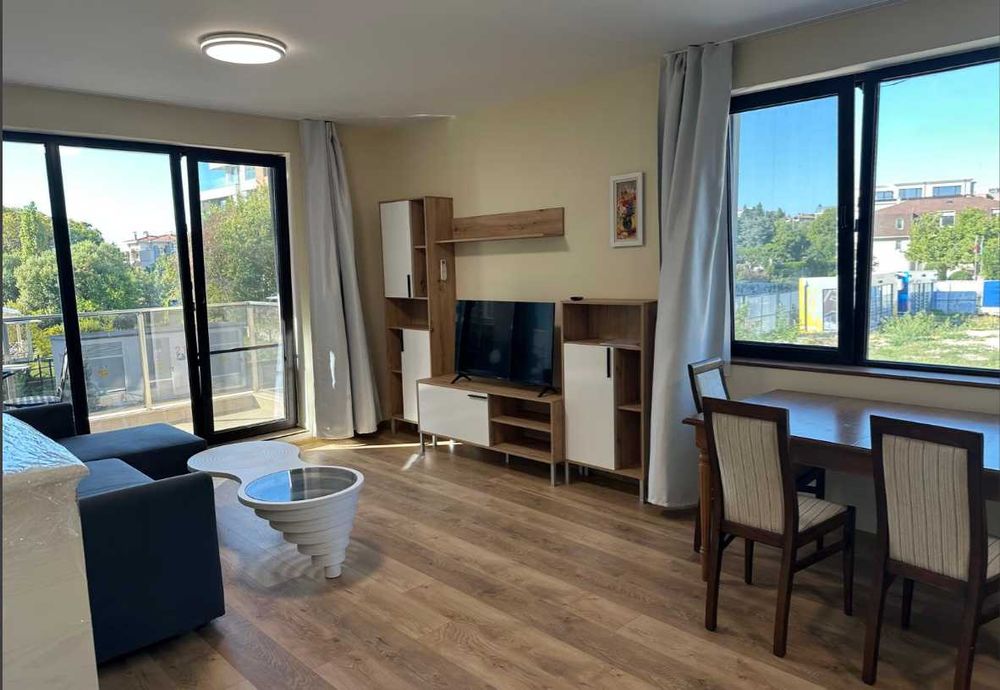 Дава се под наем Двустаен апартамент в к.к. Св.Св. Константин и Елена - 78 кв.м за 650 € - Снимка #1