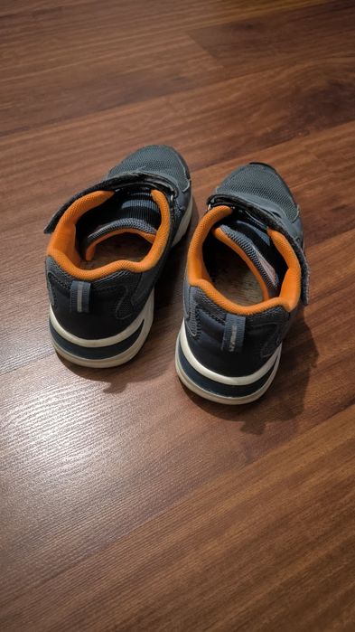 Кроссовки размер 33 - 34 .