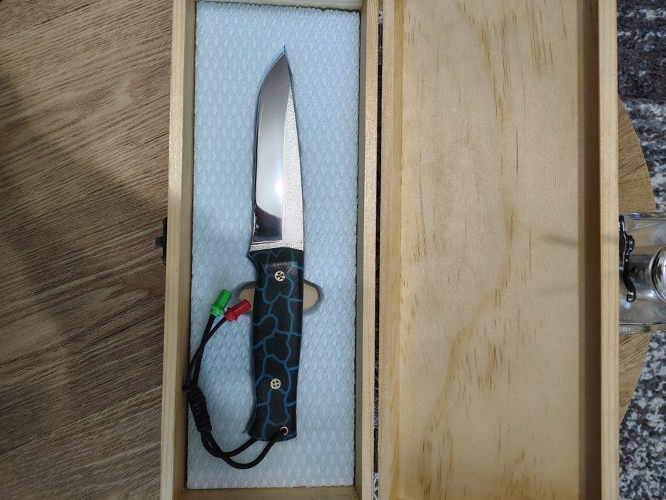 Cuțit lucrat manual