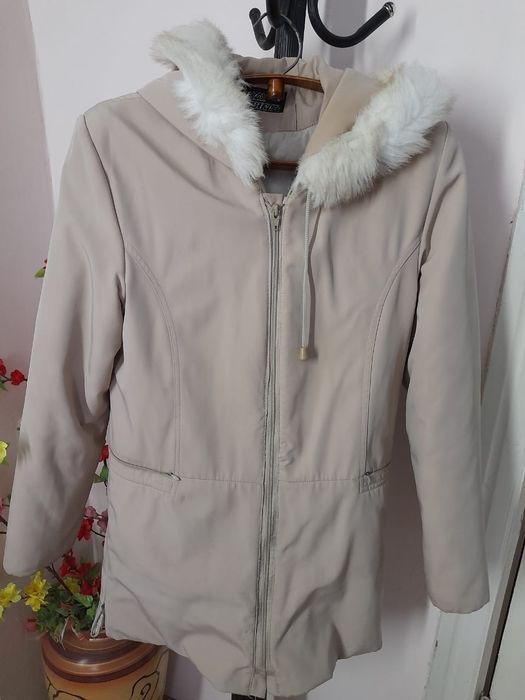 Белая куртка с капюшоном