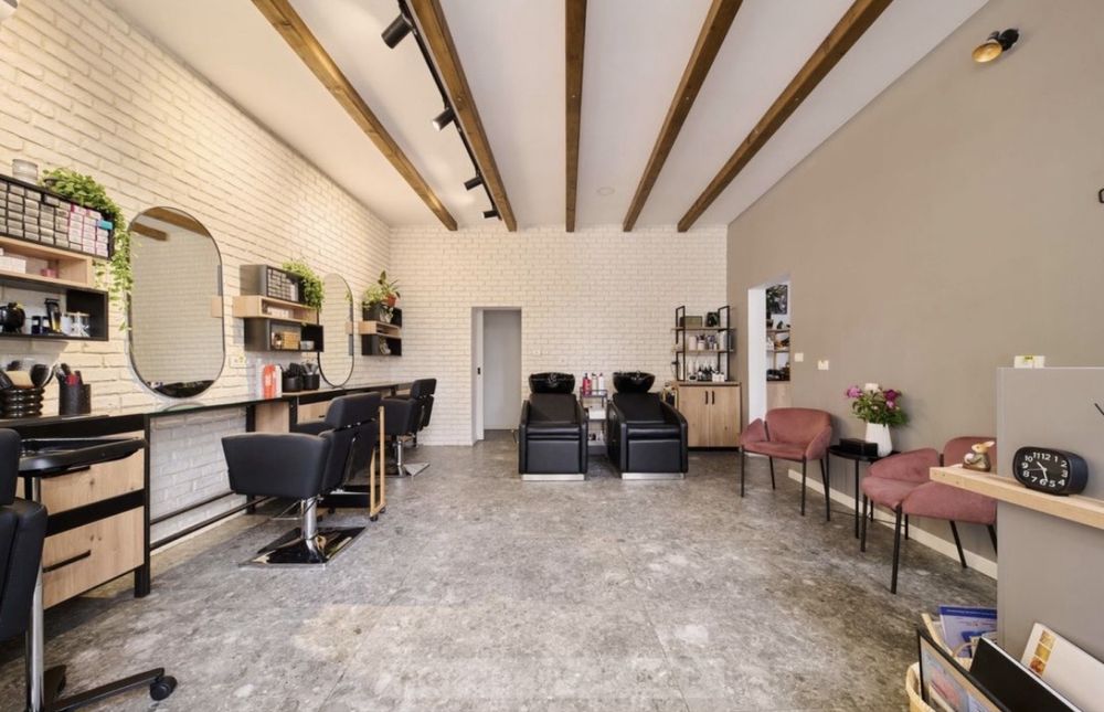 Inchiriez post manichiuriata coafor