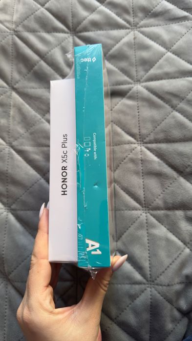 От оператор смартфон и външна батерия Honor X5c Plus