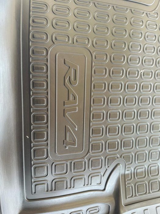 Продам полики в авто TOYOTA RAV4