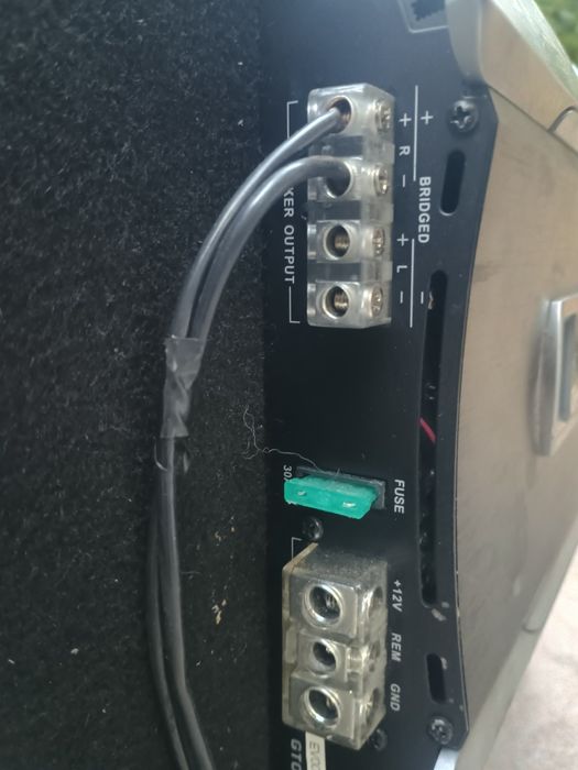 Vând subwoofer și statie jbl
