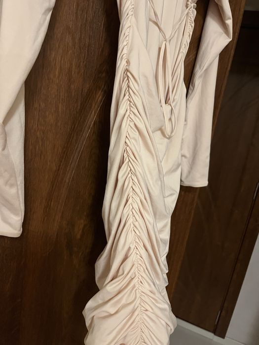 Рокля с гол гръб