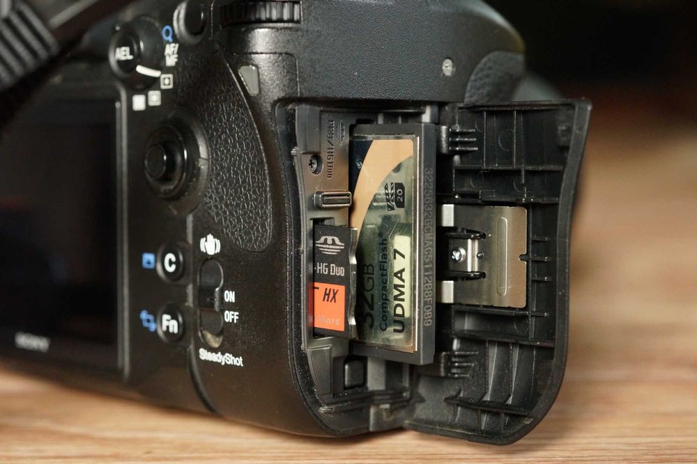 Sony A850 + объектив + вспышка.