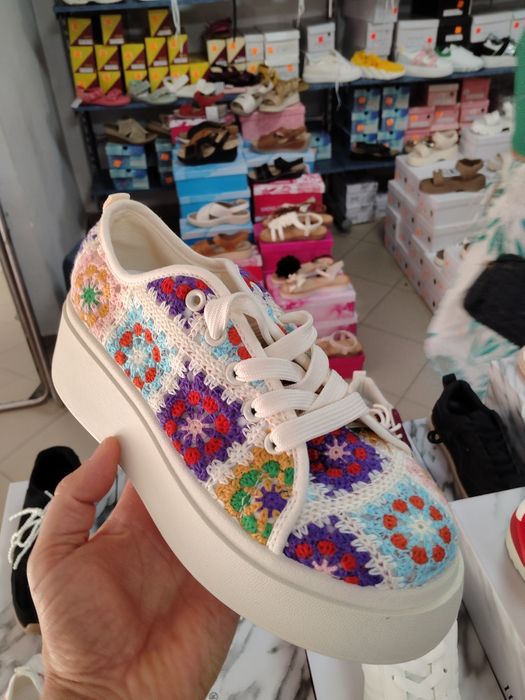 Дамски маратонки на едро